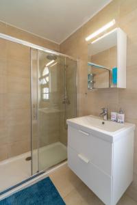 uma casa de banho com um lavatório e um chuveiro em Casa Hugo em Costa Calma