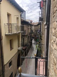 una vista de un callejón entre dos edificios en CASA PEQUE en Laguardia