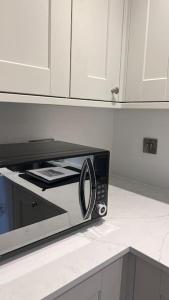 a microwave oven sitting on a counter in a kitchen at Filton 6 BDR House for contractors & families. in Bristol
