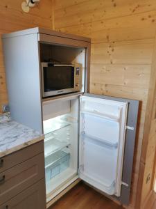 um frigorífico com um micro-ondas sentado em cima dele em Das Paradieschen em Edlitz