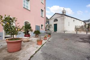 un groupe de plantes en pot devant une église dans l'établissement Casa mare montaretto 1, à Bonassola