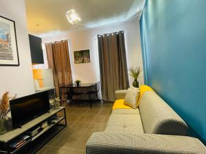 un soggiorno con divano e TV di Casa d' arte a Città di Corfù