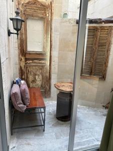 una habitación con una mesa y un banco frente a una puerta en Kipros Accommodation, en Nicosia