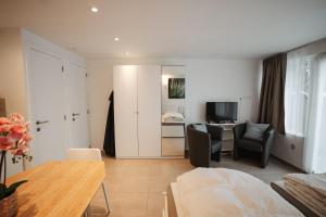 uma sala de estar com uma cama e uma sala de jantar em Apparts Simee-Les Terrasses de Malmedy em Malmedy