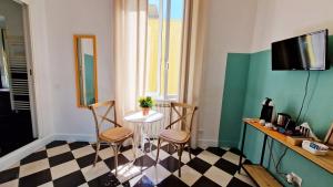 ラ・スペツィアにあるOnda su Ondaのテーブルと椅子2脚が備わる小さな客室です。