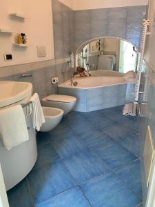 een badkamer met een bad, een toilet en een wastafel bij Amalfi Coast Boutique apartment -sea view - AQUAMARINA in Minori