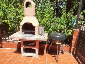 un grill e un barbecue per fumatori su un patio di Cortijo La Mata a Granada