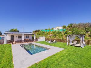 The swimming pool at or close to Cubo's Casita el Bancal