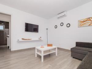 A television and/or entertainment centre at Cubo's Casita el Bancal