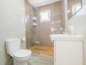 A bathroom at Cubo's Casita el Bancal