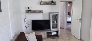 un salon avec une télévision à écran plat sur une armoire dans l'établissement CfuViewApartment, à Corfou