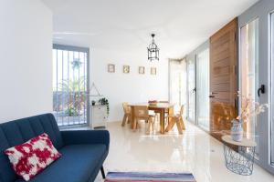 uma sala de estar com um sofá azul e uma mesa em Home2Book Cozy & Relax House in Güímar, Terraces em Güímar