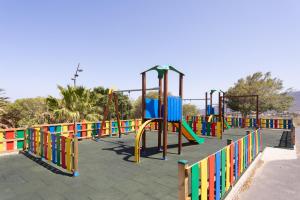 um parque infantil com equipamento colorido num parque em Home2Book Cozy & Relax House in Güímar, Terraces em Güímar