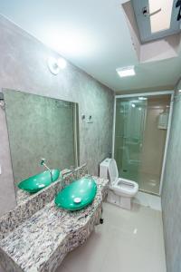 莫羅聖保羅的住宿－Brisa do Mar Praia Hotel，一间带绿色水槽和卫生间的浴室