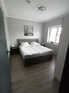 Postel nebo postele na pokoji v ubytování Ferienhaus Devilina mit Sauna am Harkebrügger See