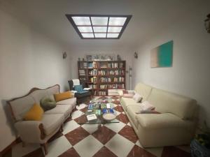 阿達萊斯的住宿－La Reposada，客厅设有两张沙发和一个 ⁇ 格地板
