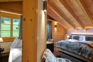 Una cama o camas en una habitación de Aspen Alpine Lifestyle Hotel