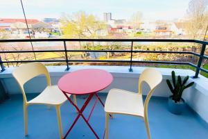 2 chaises et une table sur un balcon dans l'établissement Cosy 39m with terrace in Aubervilliers, à Aubervilliers