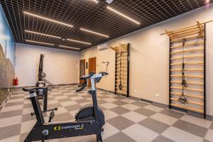 Posilňovňa alebo fitness centrum v ubytovaní Green Park Resort D28- z dostępem do basenu, sauny, jacuzzi, siłowni