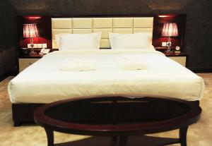 Giường trong phòng chung tại Soyol Hotel