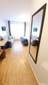 TV a/nebo společenská místnost v ubytování Sleep Port B&B - bezpłatny parking