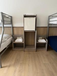 a room with two bunk beds and a mirror at Hotel Breitner in Rotterdam