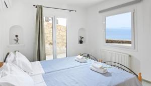 A bed or beds in a room at Villa Fos