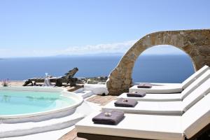 The swimming pool at or close to Villa Fos