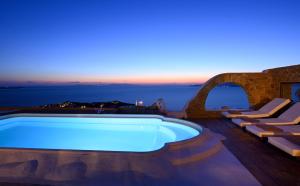 The swimming pool at or close to Villa Fos