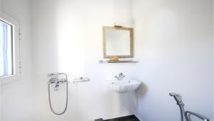 A bathroom at Villa Fos