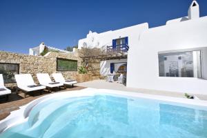 The swimming pool at or close to Villa Fos