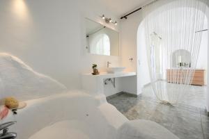 A bathroom at Villa Fos