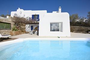 The swimming pool at or close to Villa Fos