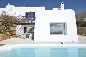 The swimming pool at or close to Villa Fos