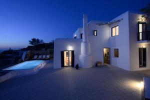 The swimming pool at or close to Villa Fos