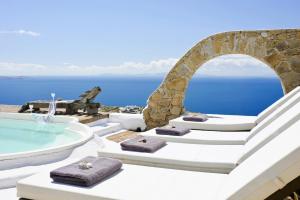 The swimming pool at or close to Villa Fos