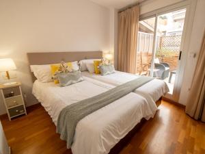 een slaapkamer met een groot wit bed en een balkon bij Ático de Lujo con vistas al mar, primera línea Playa del Postiguet in Alicante