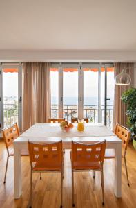 ein Esszimmer mit einem weißen Tisch und Stühlen in der Unterkunft Ático de Lujo con vistas al mar, primera línea Playa del Postiguet in Alicante
