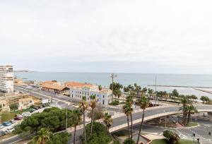 een luchtzicht op een stad met de oceaan bij Ático de Lujo con vistas al mar, primera línea Playa del Postiguet in Alicante