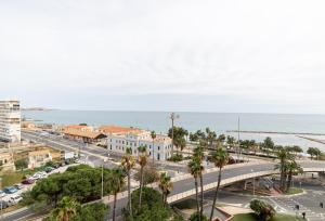eine Luftansicht einer Stadt mit Meerblick in der Unterkunft Ático de Lujo con vistas al mar, primera línea Playa del Postiguet in Alicante