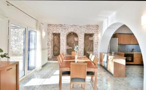A kitchen or kitchenette at Villa Fos
