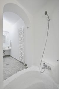 A bathroom at Villa Fos
