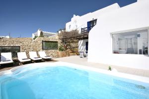 The swimming pool at or close to Villa Fos