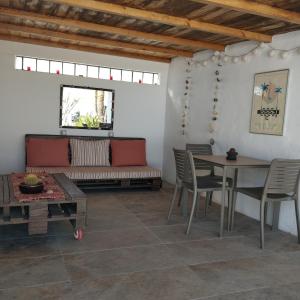 NazaretにあるVivienda Vacacional Casa del Erizo - Ecofincaのリビングルーム(テーブル、ソファ付)