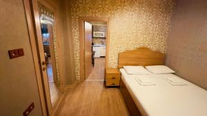 niewielka sypialnia z łóżkiem i korytarzem w obiekcie Ottoman Design Apartments w Stambule