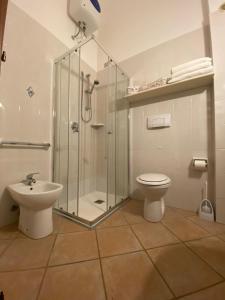 Villetta Porto Corallo Vista Mare في فيلابوتزو: حمام مع دش ومرحاض ومغسلة