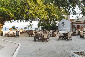Reštaurácia alebo iné gastronomické zariadenie v ubytovaní Nisi Glamping