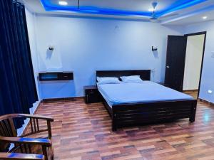 1 dormitorio con 1 cama y suelo de madera en Rose Lake View Resort, en Cheyūr