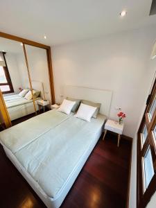 Postel nebo postele na pokoji v ubytování Yalta Apartments