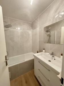 Koupelna v ubytování Apartment Cocooning Near La Rochelle